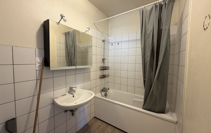 3 Pièces VONNAS (01540)  76 m2 700 € 