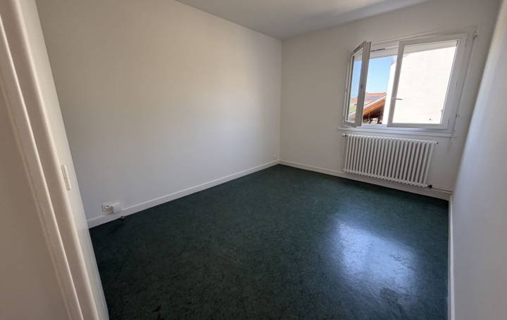 3 Pièces VONNAS (01540)  76 m2 700 € 
