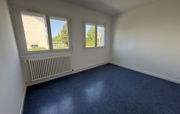 3 Pièces VONNAS (01540)  76 m2 700 € 