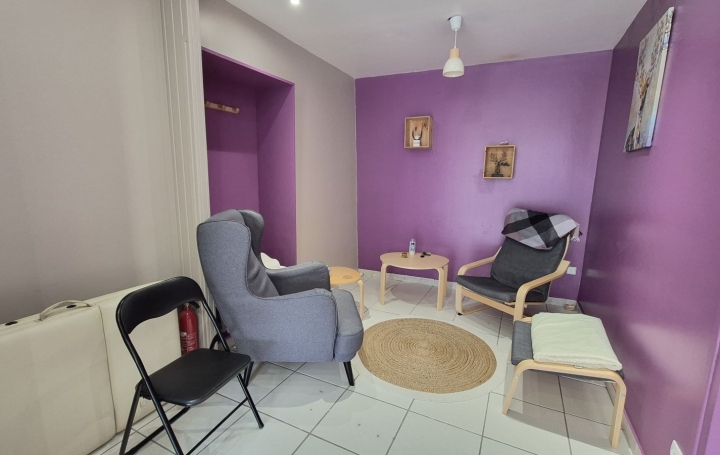 Local commercial CHALAMONT (01320)  38 m2 400 € 