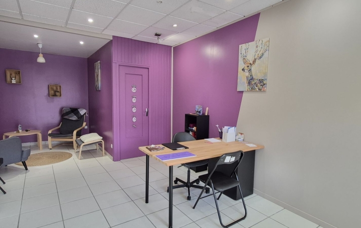 Local commercial CHALAMONT (01320)  38 m2 400 € 