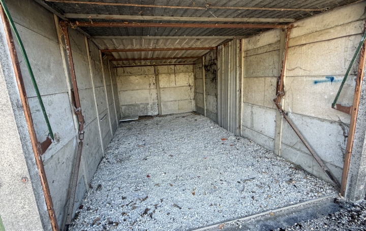 Garage VONNAS (01540)  15 m2 90 € 