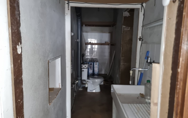 Local commercial PONT-DE-VAUX (01190)  78 m2 550 € 
