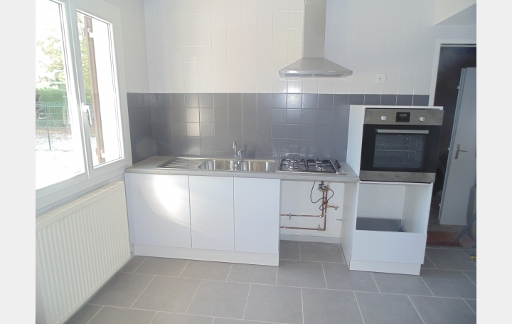 Maison SAINT-PAUL-DE-VARAX (01240)  92 m2 1 200 € 