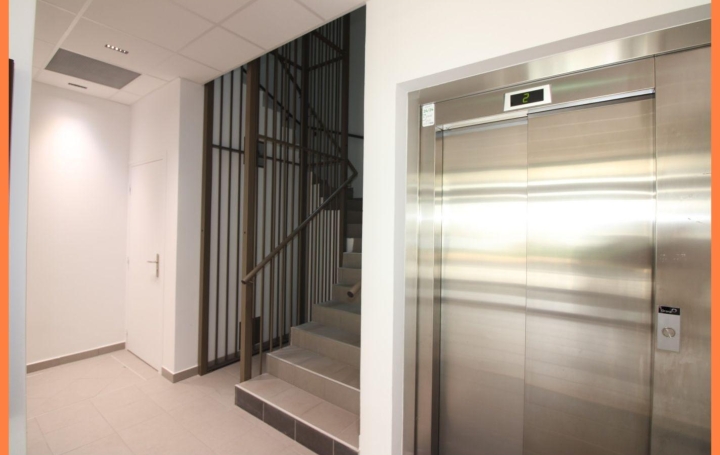 Local commercial MONTLUEL (01120)  29 m2 98 000 € 