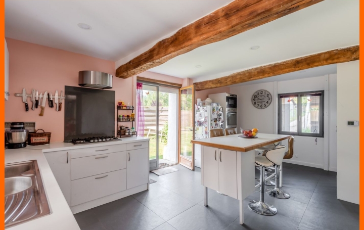 Maison PEROUGES (01800)  160 m2 385 000 € 