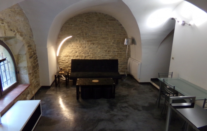 2 Pièces NIMES (30900)  45 m2 670 € 