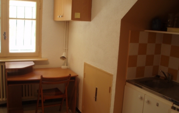 Studio NIMES (30000)  18 m2 330 € 