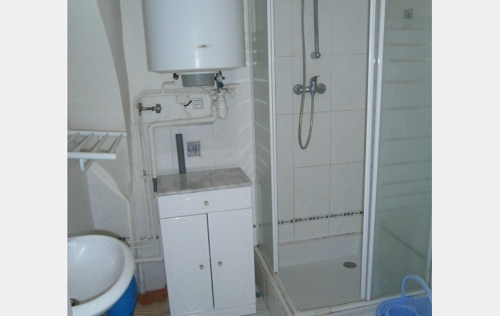 Studio NIMES (30000)  18 m2 330 € 