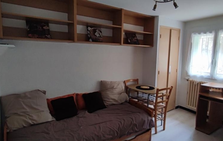 Studio NIMES (30000)  15 m2 295 € 