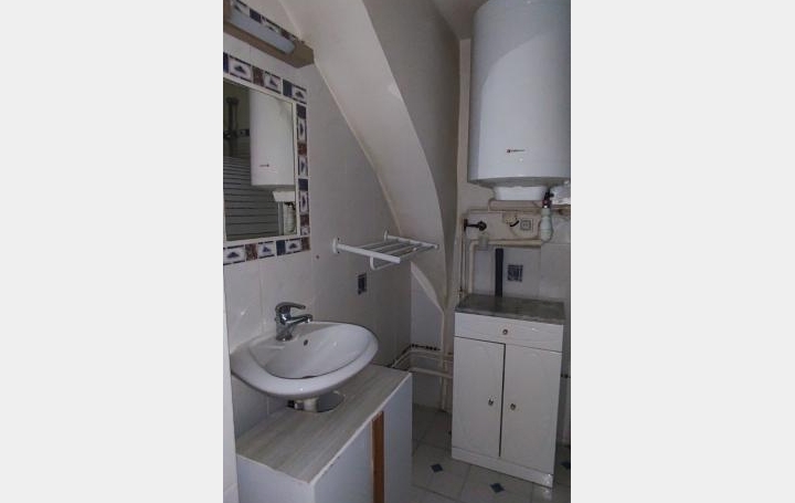 Studio NIMES (30000)  15 m2 295 € 