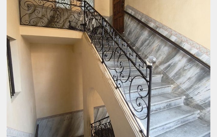 1 Pièce NIMES (30000)  27 m2 460 € 