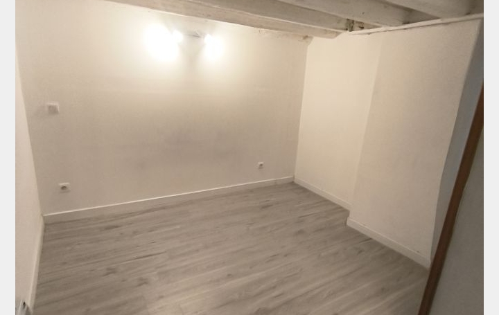 1 Pièce NIMES (30000)  27 m2 460 € 