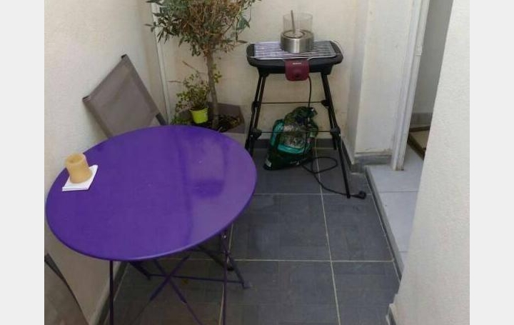 Réseau Immo-diffusion : Maison de village  LE ROVE  50 m2 720 € 