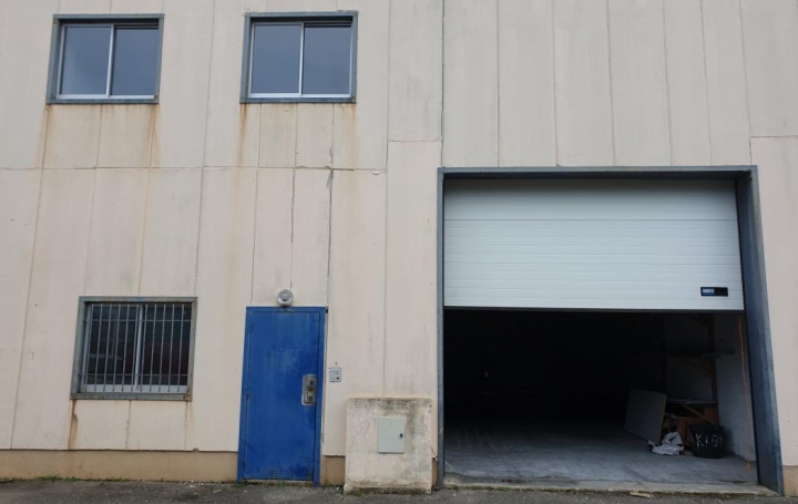 Réseau Immo-diffusion : Local commercial  VELAUX  108 m2 1 150 € 