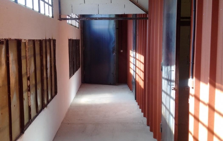 Garage MEYRARGUES (13650)  24 m2 380 € 