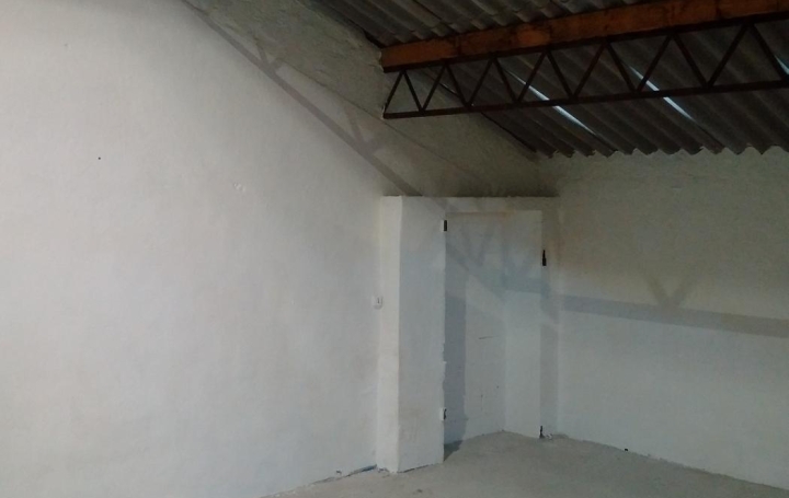 Garage MEYRARGUES (13650)  24 m2 380 € 