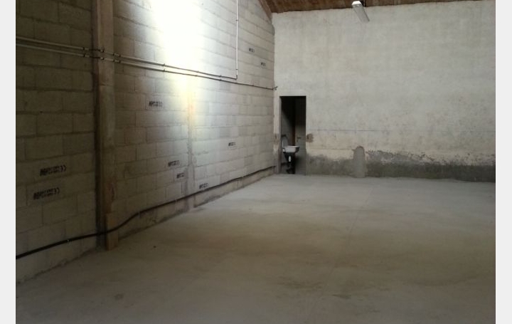 Garage MEYRARGUES (13650)  95 m2 690 € 