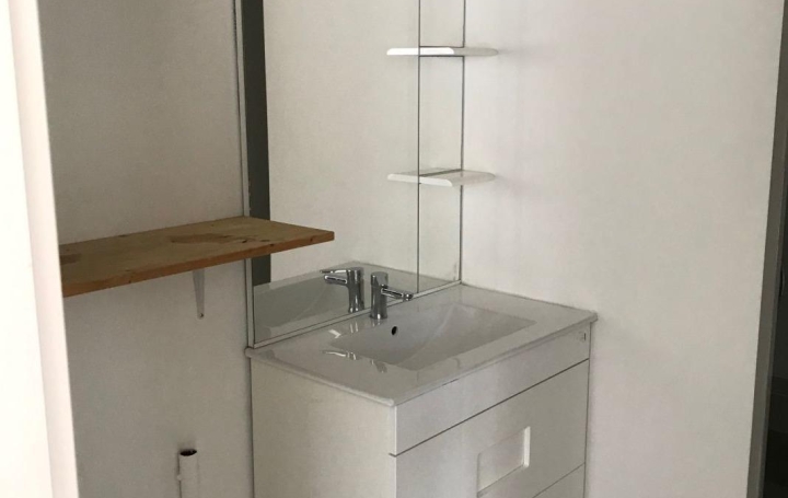 3 Pièces ALLEGRE-LES-FUMADES (30500)  70 m2 585 € 