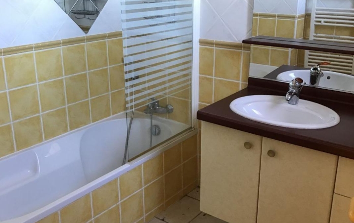 Villa BESSEGES (30160)  147 m2 1 100 € 