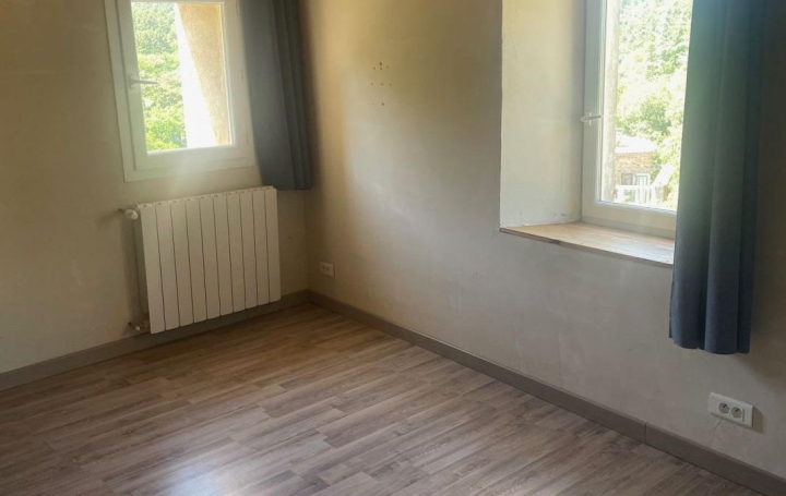 4 Pièces SAINT-JEAN-DE-VALERISCLE (30960)  118 m2 850 € 