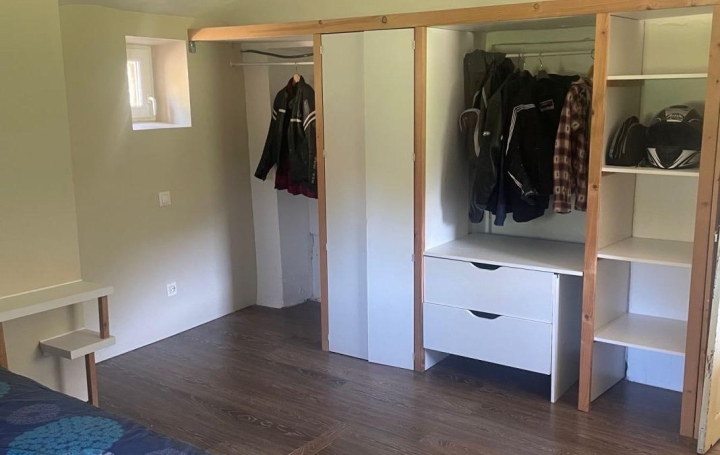 4 Pièces SAINT-JEAN-DE-VALERISCLE (30960)  118 m2 850 € 
