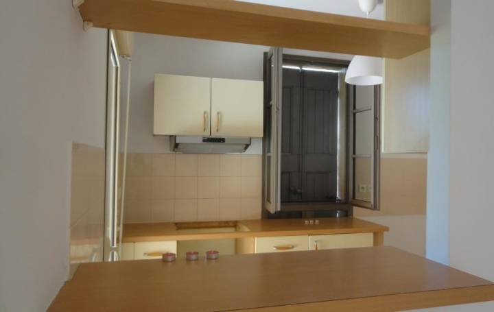 Réseau Immo-diffusion : Appartement P3  UZES  95 m2 730 € 