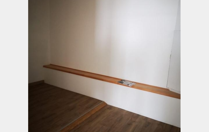 Réseau Immo-diffusion : Local commercial  CREMIEU  36 m2 400 € 