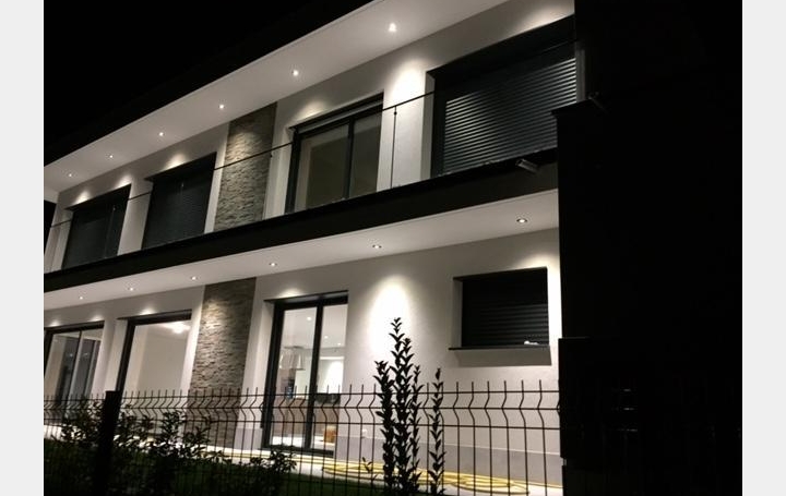 Réseau Immo-diffusion : Villa  ECHENEVEX  176 m2 3 000 € 