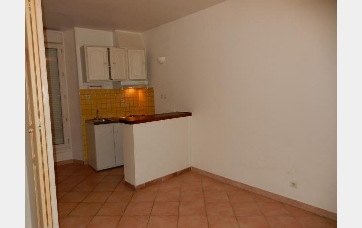 Studio SIMIANE-COLLONGUE (13109)  25 m2 450 € 