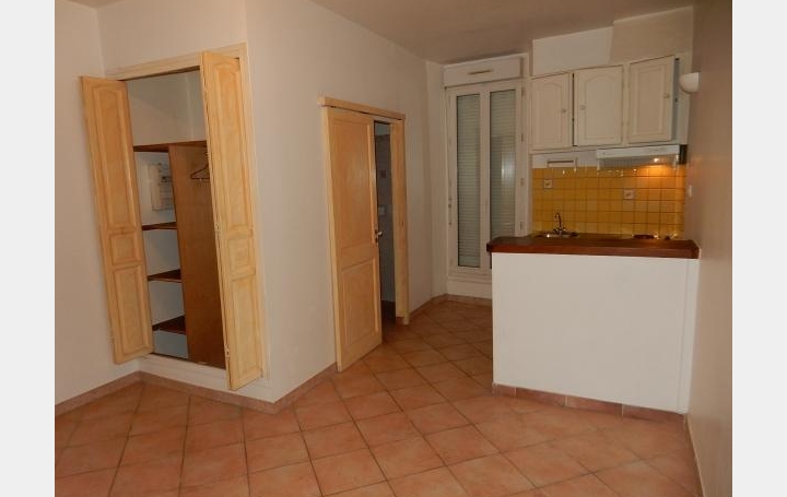 Studio SIMIANE-COLLONGUE (13109)  25 m2 450 € 