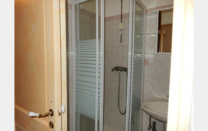 Studio SIMIANE-COLLONGUE (13109)  25 m2 450 € 