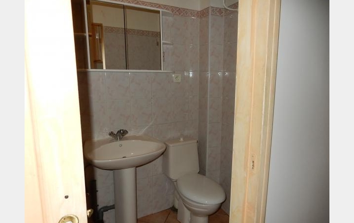 Studio SIMIANE-COLLONGUE (13109)  25 m2 450 € 