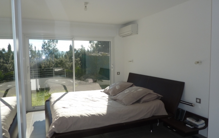 Villa MARSEILLE (13011)  161 m2 3 200 € 