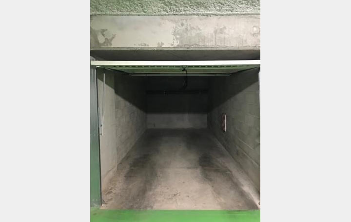 Réseau Immo-diffusion : Garage  AIX-EN-PROVENCE  15 m2 150 € 