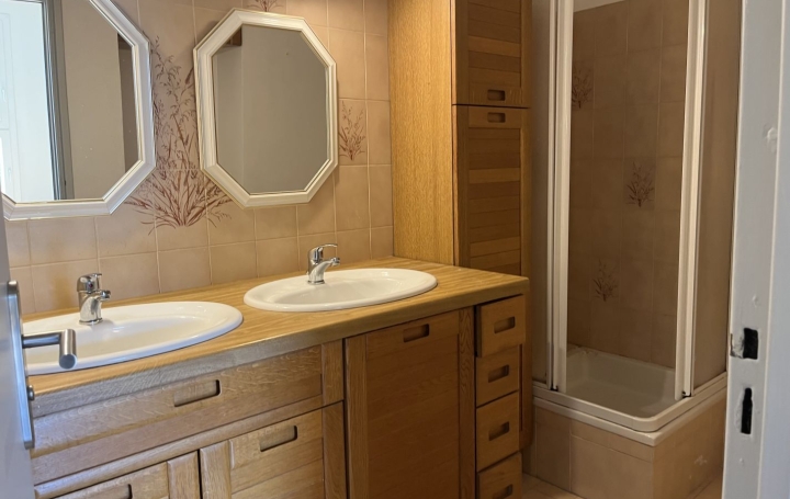 3 Pièces MARSEILLE (13013)  68 m2 930 € 