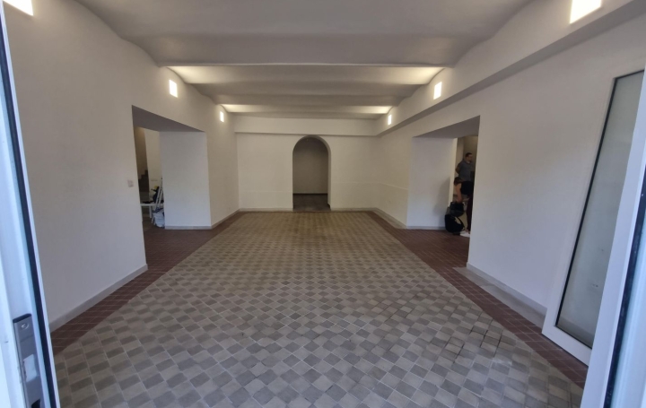 Local commercial MARSEILLE (13002)  400 m2 5 000 € 