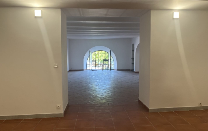 Local commercial MARSEILLE (13002)  400 m2 5 000 € 