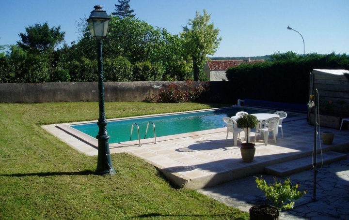 Réseau Immo-diffusion : Maison de village  MONFLANQUIN  174 m2 291 000 € 