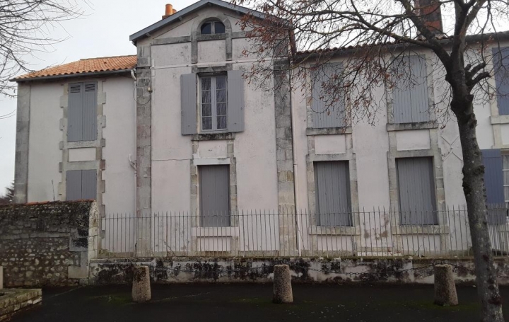 Réseau Immo-diffusion : Maison  TONNAY-CHARENTE  200 m2 259 200 € 