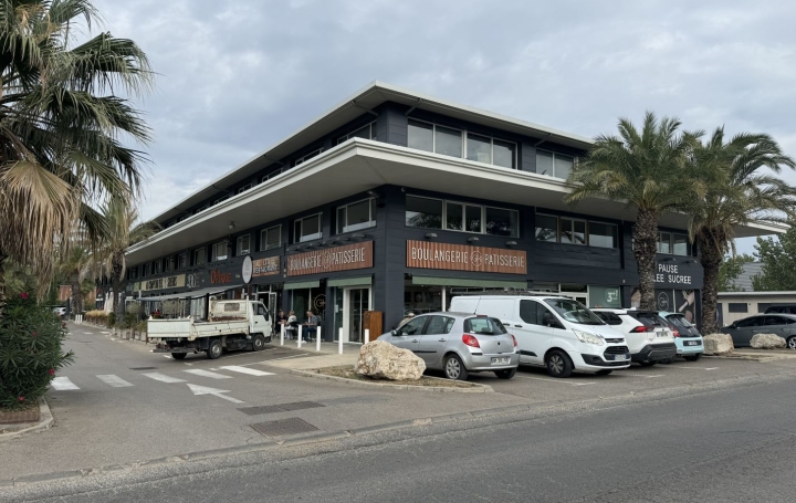 Local / Bureau EGUILLES (13510) 80 m<sup>2</sup> 1 903 € 