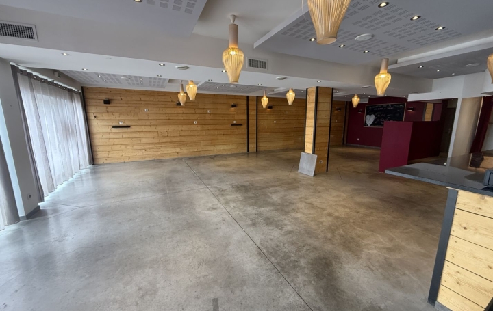 Local commercial EGUILLES (13510)  160 m2 3 806 € 