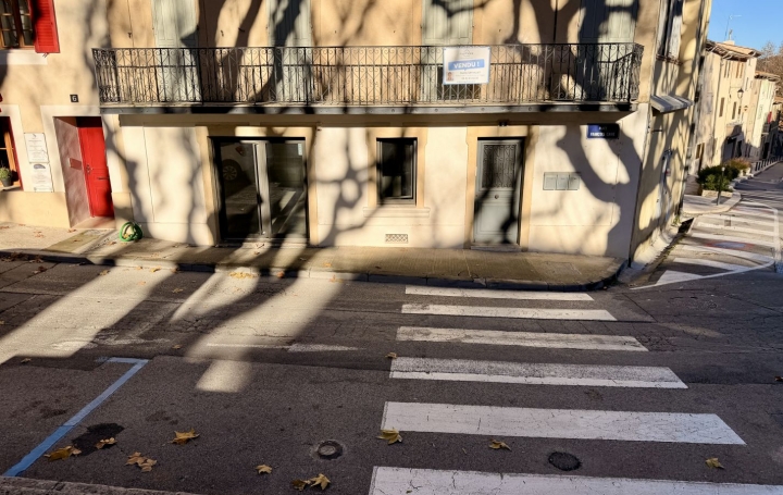 Local commercial VELAUX (13880)  33 m2 665 € 