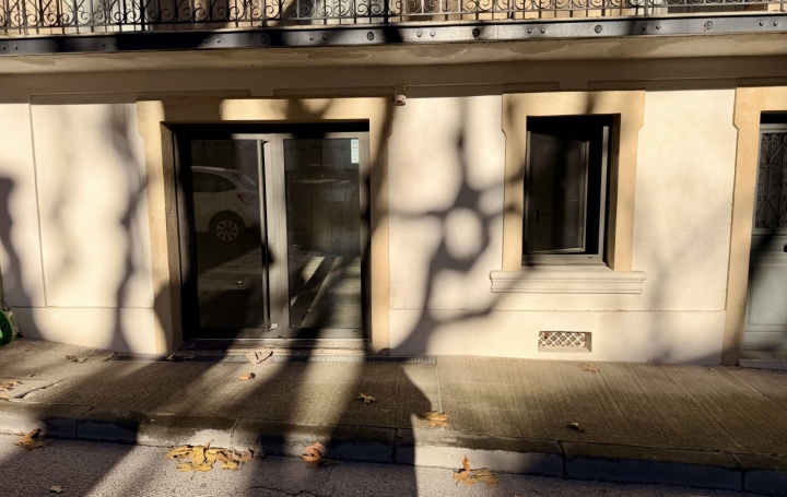 Local commercial VELAUX (13880)  33 m2 665 € 