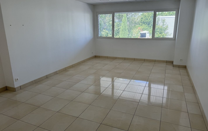 Local commercial EGUILLES (13510)  35 m2 943 € 