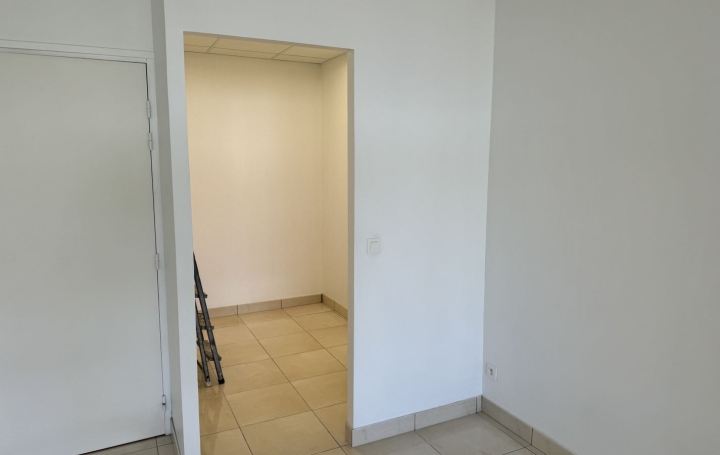 Local commercial EGUILLES (13510)  35 m2 943 € 