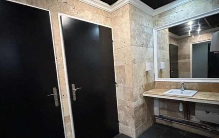 Local commercial EGUILLES (13510)  35 m2 943 € 