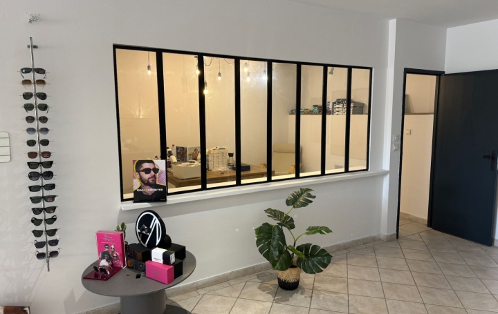 Local commercial SAINT-VICTORET (13730)  78 m2 995 € 