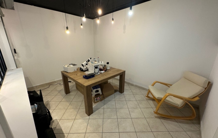 Local commercial SAINT-VICTORET (13730)  78 m2 995 € 