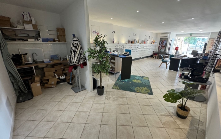 Local commercial SAINT-VICTORET (13730)  78 m2 995 € 
